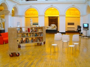 espaço criado por Duncan Bremner para o projeto Curating Degree Zero no Edinburgh College of Art, em Edinburgh