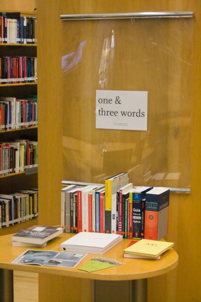 Mesa com os livros