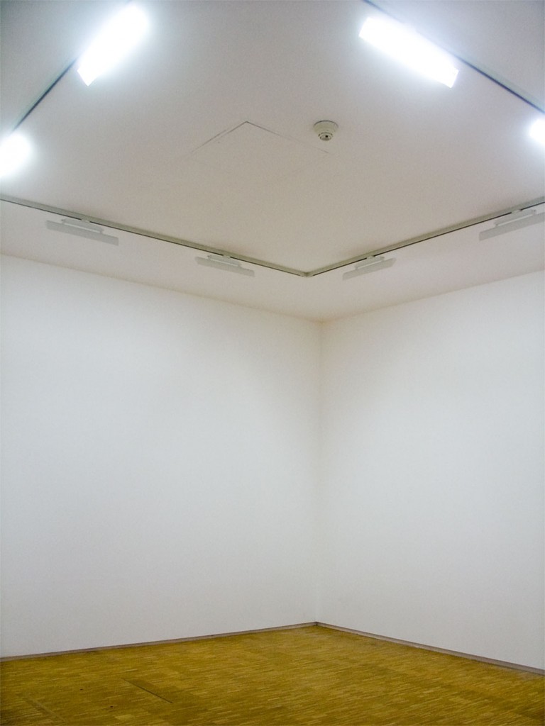 Fotografia de uma das salas vazias do Centre Pompidou, para a exposição retrospectiva "Vides", composta apenas por salas vazias